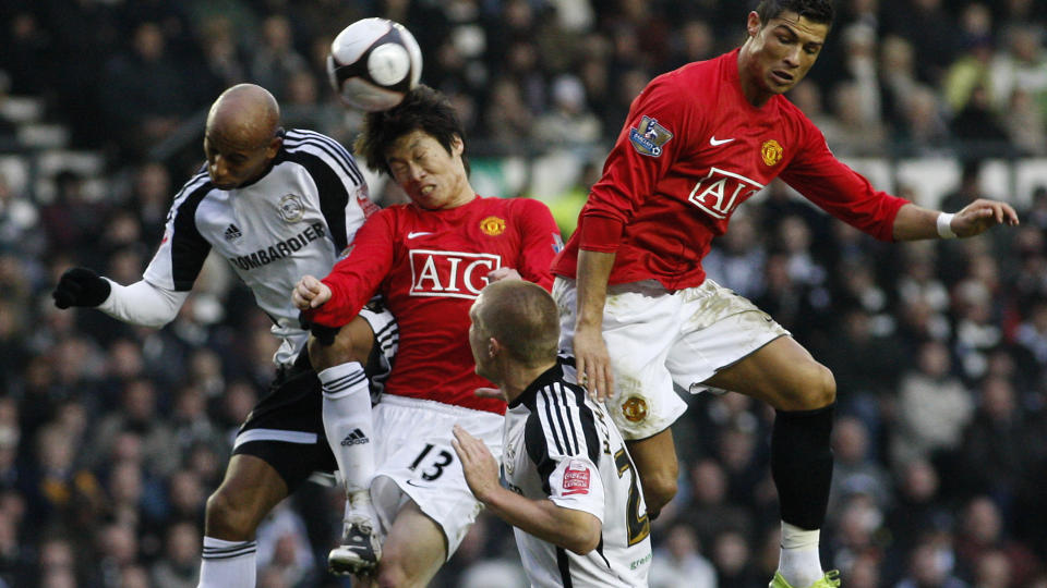 M�TER EVERTON: Park Ji-Sung og Cristiano Ronaldo m� kjempe om cupavansement mot Everton i neste runde. Her fra FA-cupens femte runde mot Derby. Foto: Jon Super / AP.