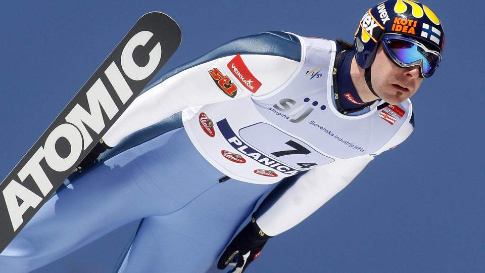 GJ�R COMEBACK: Janne Ahonen har bestemt seg for � gj�re comeback. Her fra et verdenscuprenn i fjor. Foto: Srdjan Zivulovic / REUTERS.