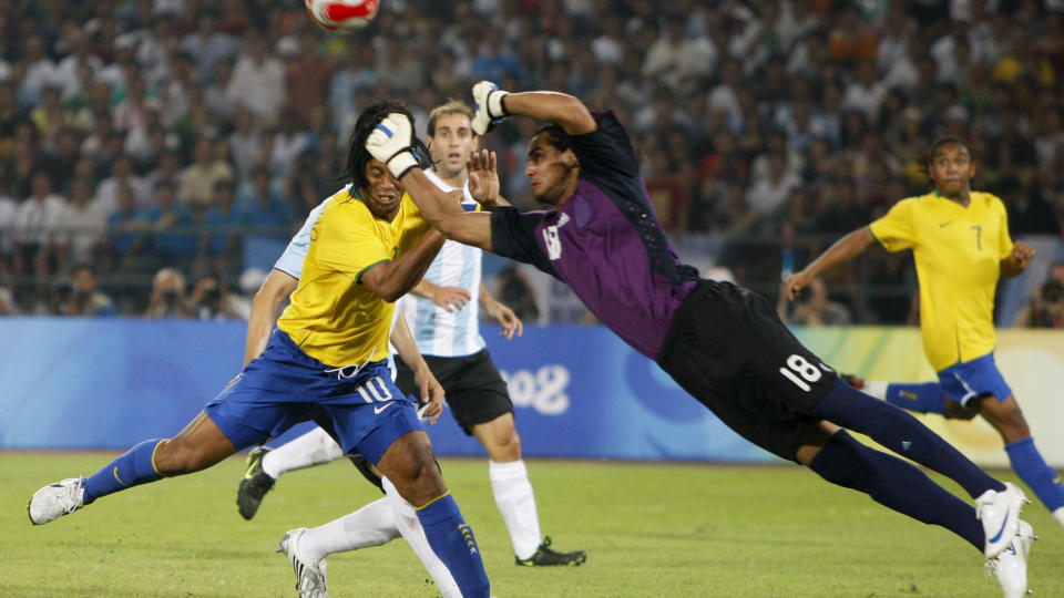 BRAKK H�NDEN: Alkmaar-keeper Sergio Romero greide ikke styre temperamentet. Her i duell med Ronaldinho i Beijing-OL i fjor. Foto: Luca Breno / AP.