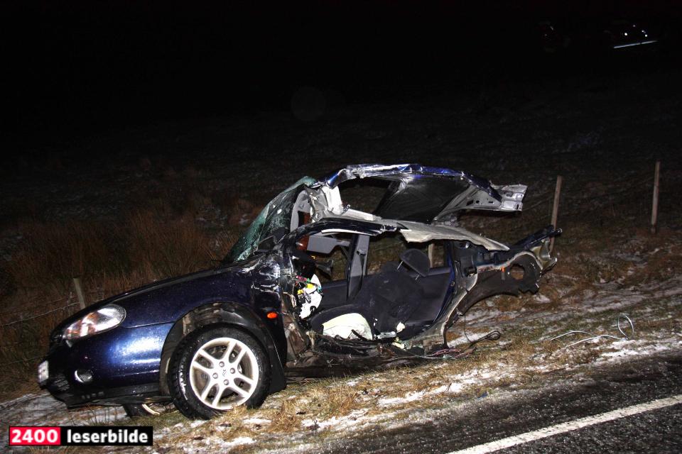 HARDT SKADET: Tre biler skal ha vært innvolvert i kollisjonen. Foto: Magnar Larsen/2400