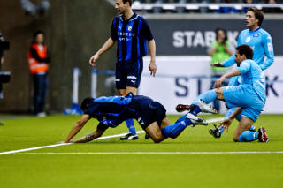 FØRSTE GULE: Martin Andresen fikk gult for denne taklingen på Daniel Nannskog. Senere fikk han enda ett, etter å ha revet ned Espen Hoff.
Foto: Cornelius Poppe / SCANPIX FØRSTE GULE: Martin Andresen fikk gult for denne taklingen på Daniel Nannskog. Senere fikk han enda ett, etter å ha revet ned Espen Hoff.
Foto: Cornelius Poppe / SCANPIX