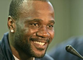 SANDWICHSKADE: Som Charlton-spiller skulle Darren Bent sm�re seg en sandwich, men endte med et skadeavbrekk. Foto: Jon Super / AP.