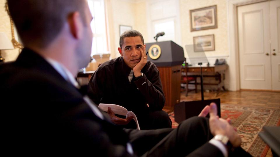 N�RE MEDARBEIDERE: Jon Favreau og Barack Obama fotografert i Det hvite hus.  Foto: EPA/PETE SOUZA/WHITE HOUSE PHOTO/Scanpix