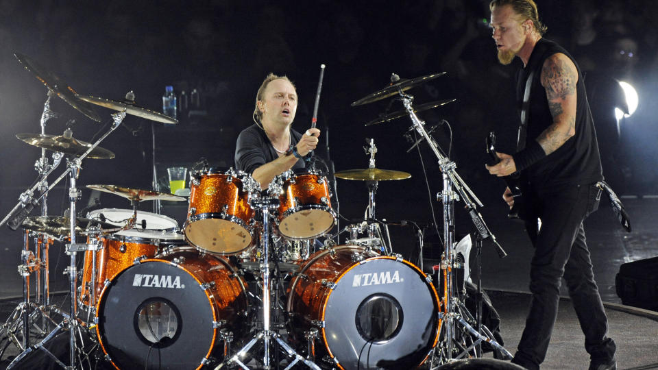 AVLYSTE:  Metallica avlyste sin konsert i Stockholm s�ndag kveld etter at James Hetfield (til h�re) ble akutt syk. - Vi er virkelig, virkelig lei oss, sa trommeslager Lars Ulrichof til fansen. Bildet er fra en konsert bandet holdt i Berlin september i fjor. Foto:  AFP PHOTO DDP