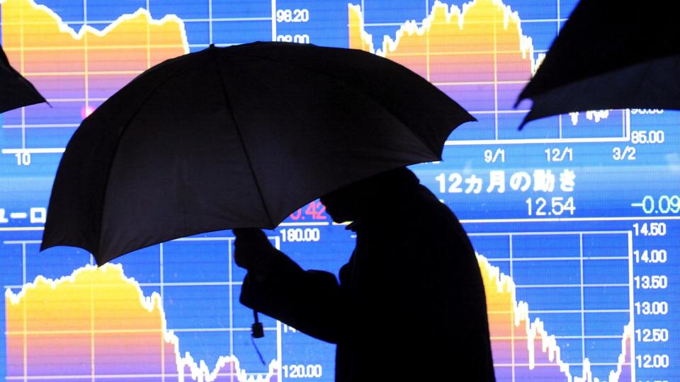 NED OG NED: B�ren i Japan sank b�de fredag og i dag. Foto: EPA/EVERETT KENNEDY BROWN