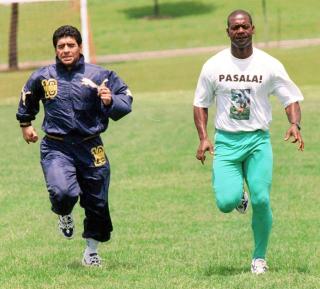 INSPIRERT AV DISSE? Diego Maradona hentet inn Ben Johnson da han ville tilbake i form p� nittitallet. Ronaldo og Bolt holder seg forh�pentligvis unna medisinskapet til disse to. Foto: SCANPIX/AP/Michael Peake