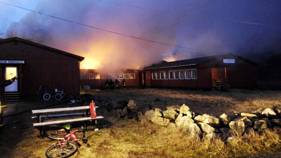 P�SATT? Ingen personer kom til skade i en brann i asylmottaket i Husebyparken i Farsund tidlig mandag morgen, men politiet mistenker at brannen var p�satt. Foto: Farsund Avis/Scanpix