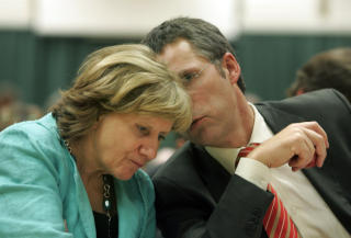 KLOKT? Hvor klokt var det � g� tur med Valla ogs� denne s�ndagen? sp�r Yssen i boka. Her er tidligere LO-leder Gerd-Liv Valla i samtale med statsminister Jens Stoltenberg under Kartellkonferansen 2006 i regi av LO Stat. 
Foto: Terje Bendiksby / SCANPIX