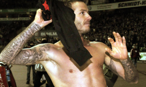 TAKKER FANSEN: Her kaster David Beckham drakta til AC Milan-supporterne. Foto: AFP