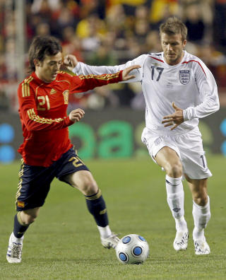 VIL TIL VM: David Beckham ser ingen grunn til � n�ye seg med 108 landskamper. Foto: AP