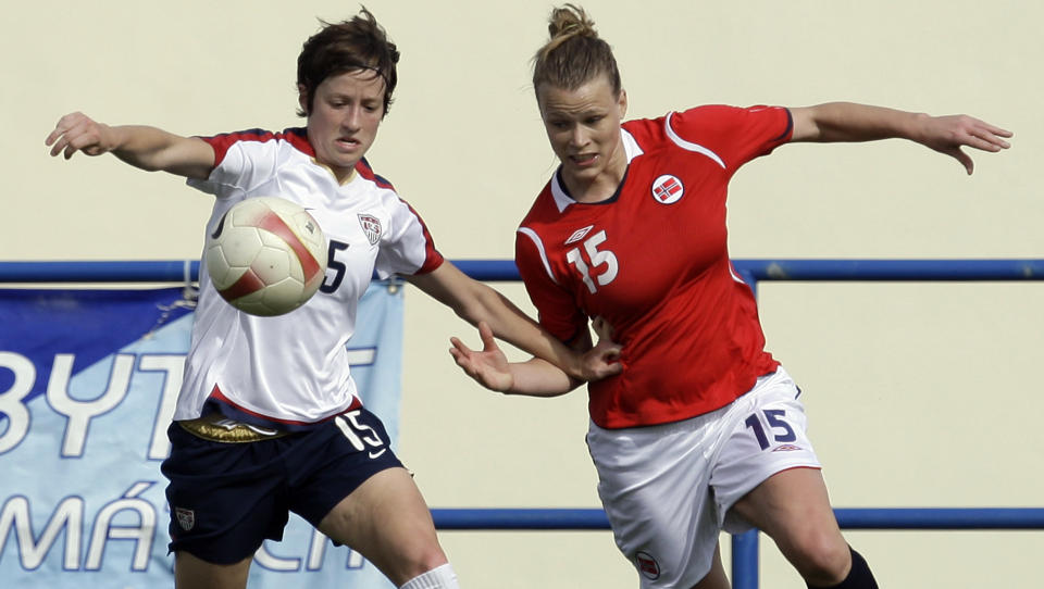 NYTT TAP: Megan Rapinoei en duell med Hedda Strand Gardsjord. Foto: AP