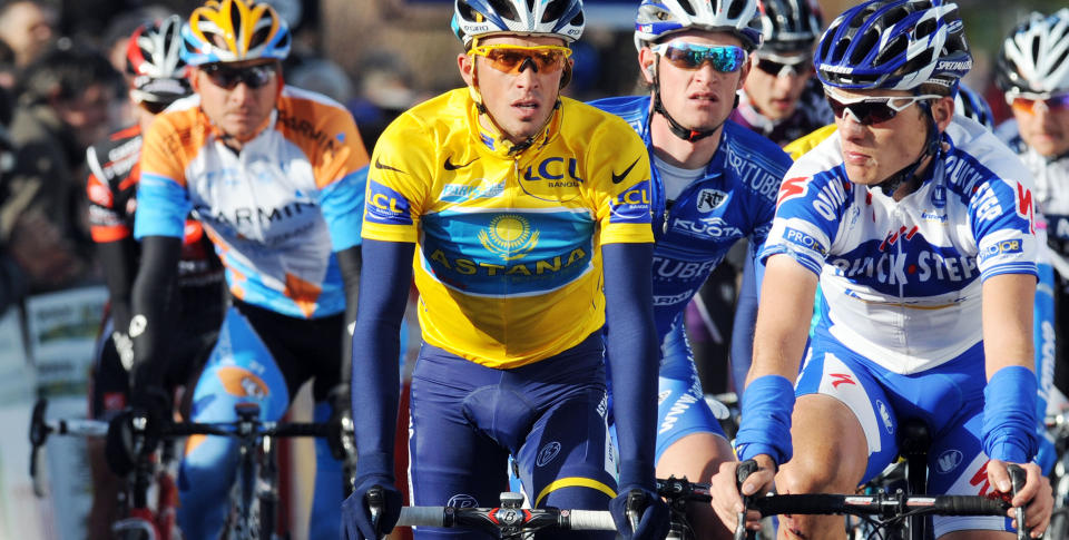 LEDER PARIS-NICE: Alberto Contador lot seg ikke hindre av dagens velt. Foto: AFP