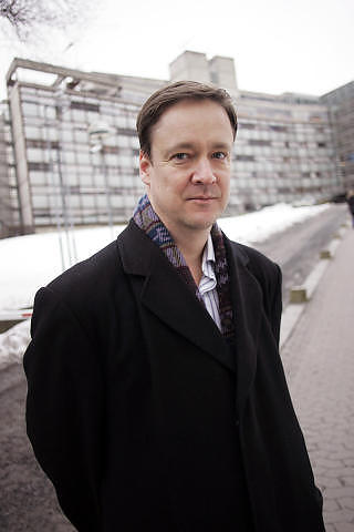 VURDERER ANKE: Forsvarer John Christian Elden, her foran politihuset i Oslo, er ikke imponert over politiets bevisf�rsel i saken mot hans klient, den 26-�rige Furuset Bad Boys-lederen, som blant annet satt i fengsel da halvparten av de �tte ranene politiet etterforsker, ble beg�tt. Foto: STIAN LYSBERG SOLUM/SCANPIX