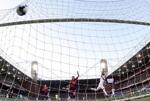 SCORET I HELGA: Zlatan Ibrahimovic scoret da Inter slo Genoa i helga. Foto: REUTERS