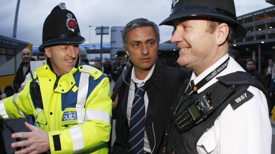 FAVORITTER: Jos� Mourinho og Inter ankom Manchester i kveld. Portugiseren mener de er favoritter foran onsdagens Champions League-kamp. Foto: REUTERS