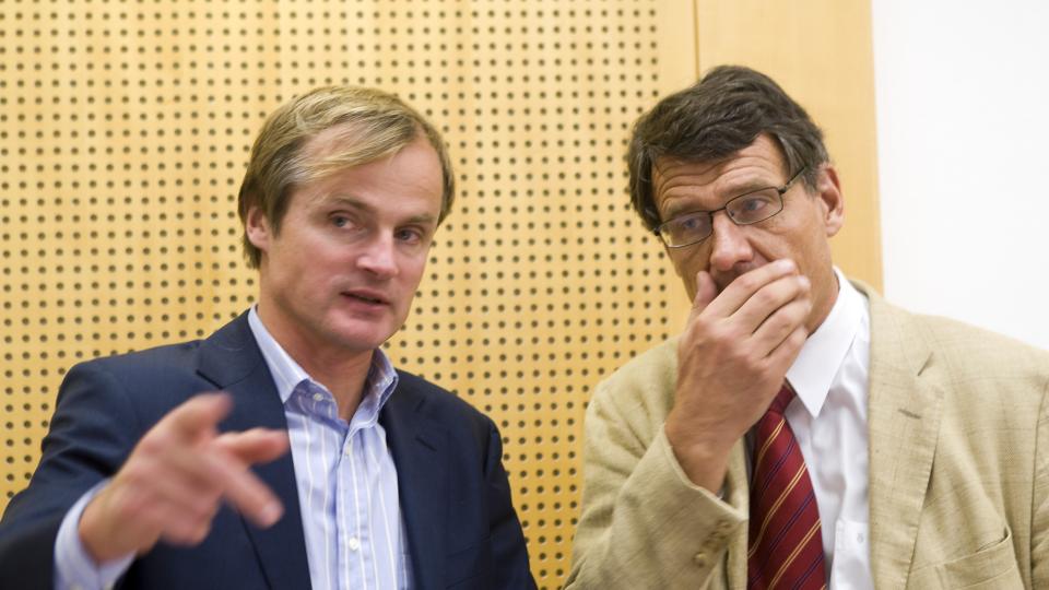 ST�TTER SCHJENKEN: �ystein Stray Spetalen, her sammen med hans advokat Cato Schi�tz, gir pengest�tte til Erik Schjenken. Foto: Heiko Junge/SCANPIX