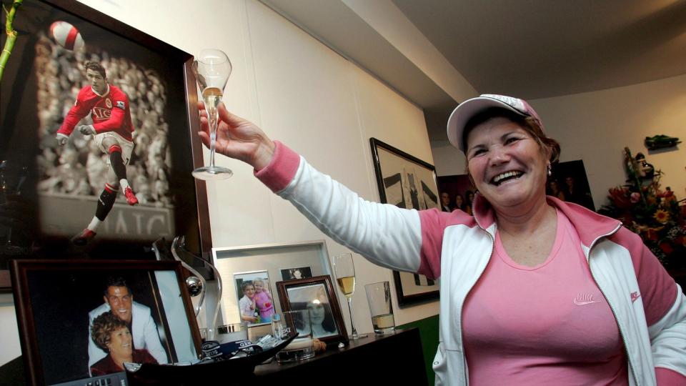 KVINNEN I RONALDOS LIV: Den stolte mamma Dolores Aveiro (54), som her feirer at s�nnen ble k�ret til �rets spiller av FIFA.  Foto: SCANPIX/EPA/HOMEM GOUVEIA