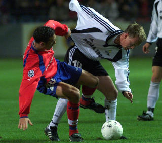 SENERE LAGKAMERATER: Men her er Fredrik Winsnes i aksjon for Rosenborg mot da Helsingborgs Rade Prica i Champions League i 2001.
Foto Tommy Nyhlen / SCANPIX