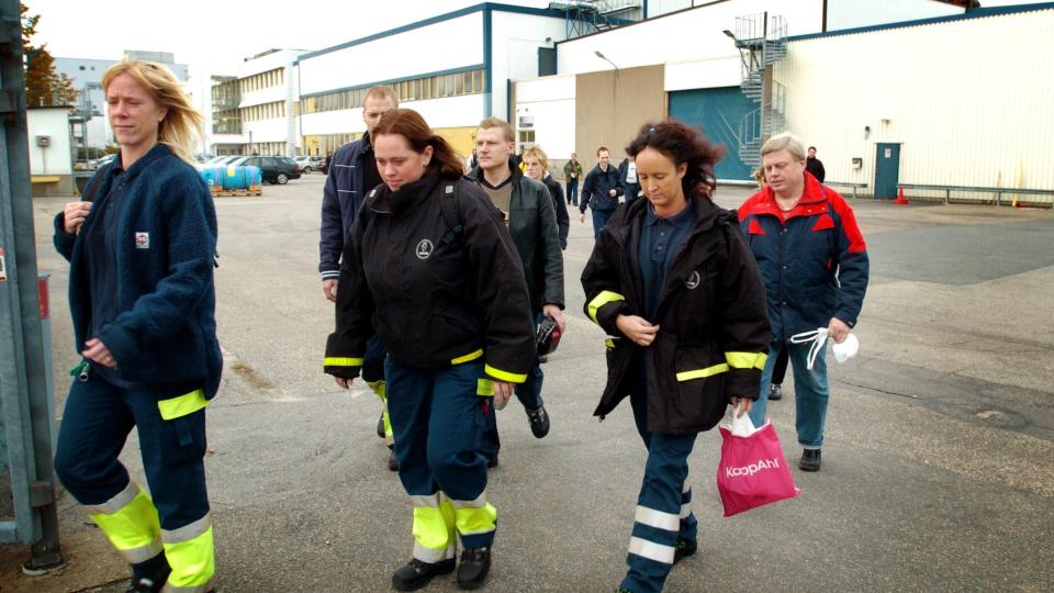 SENDT P� D�R: En gruppe ansatte p� vei ut fra SAABs anlegg i Trollh�ttan i Sverige. N� vil enkelte av de oppsagte arbeiderne f� lov til � komme tilbake, n�r den svenske bilprodusenten �ker produksjonen. Foto: Stefan Bennhage/Scanpix