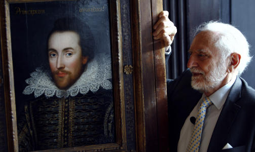 99 PROSENT SIKKER: Styreformannen i �The Shakespeare Birthplace Trust�, Stanley Wells, er 99 prosent sikker p� at det virkelig er William Shakespeare som er portrettert.Foto: SCANPIX/REUTERS/Luke MacGregor