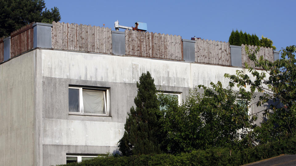 SKREKKENS HUS: I dette huset i Amstetten i �sterrike levde Josef Fritzl og familien et tilsynelatende normalt liv. I kjelleren levde datteren Elizabeth fanget i 24 �r. Foto Lise �serud / SCANPIX