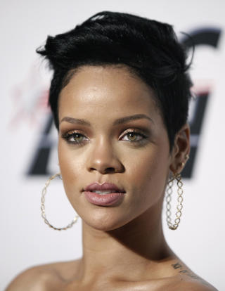 ADVARES AV OPRAH:  Rihanna vil f� bank igjen, tror Oprah. Foto: SCANPIX/AP Photo/Matt Sayles
