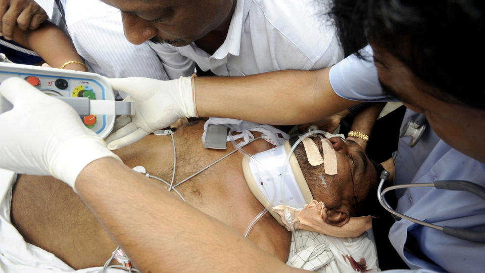 SKADD MINISTER: Sri Lankas tele- og kommunikasjonsminister Mahinda Wijesekera blir behandlet etter selvmordsbombingen p� Sri Lanka. AFP PHOTO/Ishara S. KODIKARA