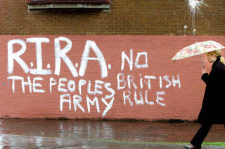 DELT LAND: Grafitti til st�tte for RIRA i et katolsk distrikt i S�r-Belfast. Foto: AP/Peter Morrison