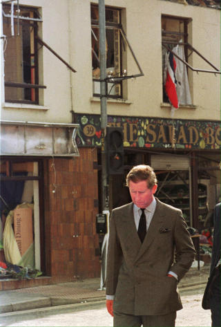 BE�KTE OFRENE: Kronprins Charles dro til Omagh etter bombeangrepet i 1998. Foto: EPA PHOTO/AFP/PAUL VICENTE