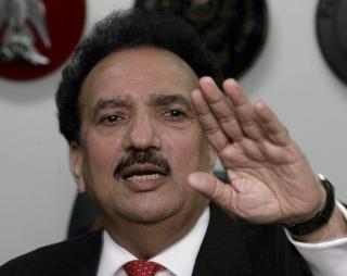 ADVARSEL:Innenriksminister Rehman Malik under g�rsdagens pressekonferanse, der han advarte Sharif mot � oppildne demonstrantene. Foto: REUTERS/Faisal Mahmood/SCANPIX
