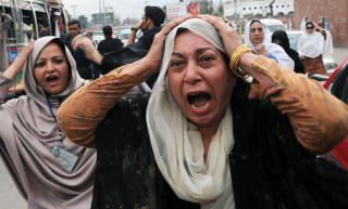 DEMONSTRASJONER: Tilhengere av Nawaz Sharif roper slagord til st�tte for den tidligere statsministeren under en demonstrasjon i Peshawar i forrige uke. Foto: AFP PHOTO/ Tariq MAHMOOD/SCANPIX
