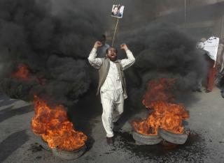 VOLDELIGE OPPT�YER: Voldelige demonstranter tok til gatene, da h�yesterettskjennelsen ble kjent i slutten av forrige m�ned. Foto: REUTERS/SCANPIX