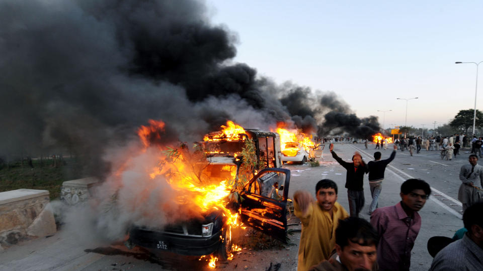KAN BLI BLODIG: Demonstranter satte fyr p� biler og rev i stykker bilder av president Asif Ali Zardari under demonstrasjoner i forrige m�ned. N� er det frykt for at det vil bli blodbad i Islamabads gater. Foto:AFP PHOTO/ Aamir QURESHI/SCANPIX