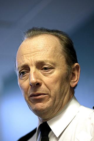 POLITISJEF I NORD-IRLAND: Unionisten Sir Hugh Orde sa i forrige uke at at truslene fra dissidentgrupper var alvorlig. Sinn Fein mente det var en overdrivelse, men p� l�rdag kom angrepet. Et motiv kan v�re at Orde har bedt britene om flere spesialstyrker til � jobbe med etterretning mot CIRA og RIRA. Foto: EPA