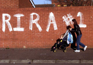 REAL IRA-GRAFITTI I VEST-BELFAST: Angrepet p� den britiske garnisonen i Massereene i helga var ogs� et indirekte angrep p� Sinn Fein, som for tiden deler makta i Nord-Irland med unionistene i en s�rbar firepartiskoalisjon. Sinn Fein-leder Gerry Adams har tatt sterk avstand fra angrepet. Foto: AP/Peter Morrison