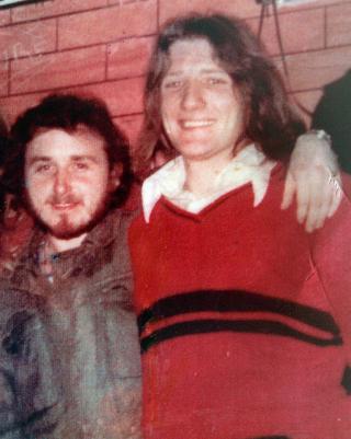 SULTET SEG IHJEL: Bobby Sands (i r�d genser), sultet seg til d�de i en sultestreik i Maze-fengselet i 1981. Han kjempet for Provos, Provisional IRA. S�steren hans har siden v�rt sentral i The Real IRA. Her er han avbildet sammen med Denis Donaldson, Sinn Fein-medlem som senere ble sparket ut p� grunn av agentvirksomhet til fordel for britene. Foto: EPA