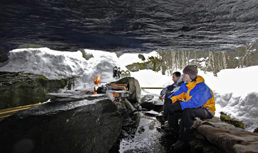 GROTTE: Under en kampestein er det en naturlig grotte hvor det er b�lplass og sittebenk. Jos� Ravelo og Frode Solbakk venter p� varmen fra b�let.