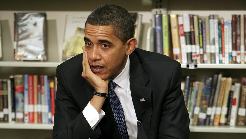 LITTERATURSJEFEN: Barack Obama s� en smule sliten ut da han bes�kte en andreklasse p� biblioteket til skolen deres i Washington DC. Men han er godt likt i det litter�re selskap. N� er han nominert i to tunge kategorier til British Book Awards. Foto: SCANPIX /EPA/GARY FABIANO / POOL