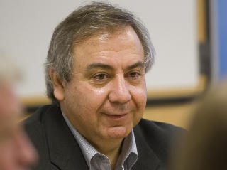 - EN OG ANNEN IDIOT: Andreas Konstantinidis, bydelsleder i Malm�-bydelen Roseng�rd, levner agitatorer for radikal islamisme liten �re. Han mener det finnes noen av dem i Malm�, men at de isoleres av omgivelsene.
Foto: Drago Prvulovic / SCANPIX SVERIGE