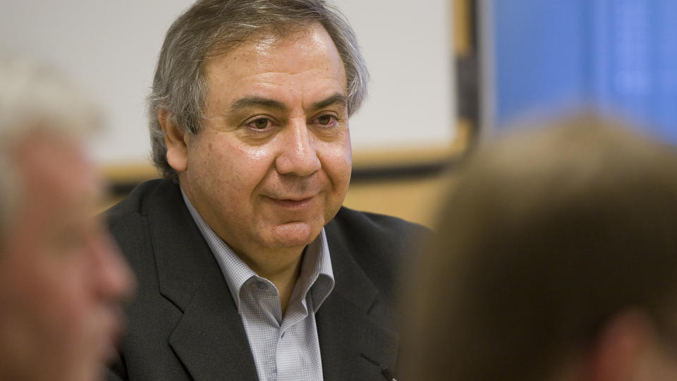 SKAL GUIDE FRP: Andreas Konstantinidis, bydelsleder i Malm�-bydelen Roseng�rd, er rystet over at  FrPs Siv Jensen sier at sharia-loven har overtatt. Han peker p� helt andre problemer for bydelen.
Foto: Drago Prvulovic / SCANPIX SVERIGE