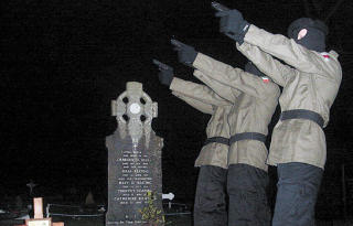 SER P� SEG SELV SOM KRIGERE MOT KOLONIMAKTEN: Medlemmer av Continuity Irish Republican Army ved gravstedet til en av deres menn. Bildet er et propagandabilde offentliggjort av CIRA. Foto: WIKIMEDIA