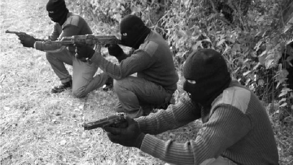 SM�, MEN FARLIGE: Propagandabilde offentliggjort av Continuity IRA, CIRA. Organisasjonen har f� medlemmer, men antas � drive rekruttering, opptrening og fors�k p� v�penhandel i utlandet. Foto: WIKIMEDIA