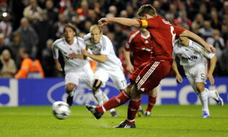 FEILAKTIG STRAFFE: Steven Gerrard scoret sikkert fra krittmerket, men Liverpool skulle aldri hatt straffe. Foto: AFP