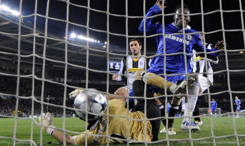 M�L NUMMER 250: Michael Essien scoret Chelseas 250. m�l i europacupene da han utliknet til 1-1. Foto: AFP