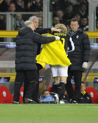 UT ETTER 13 MINUTTER: Pavel Nedved gikk skadd av banen etter under et kvarter. Foto: AFP
