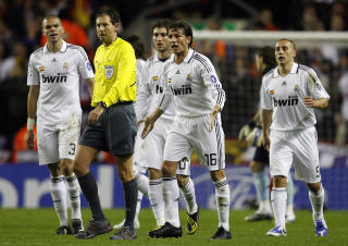 RASTE MOT DOMMEREN: Frank de Bleeckere er neppe s�rlig popul�r i Madrid i kveld. Foto: AP