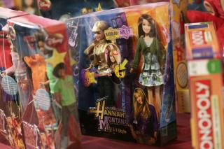 DUKKE: Miley Cyrus har tjent millioner av kroner p� salget av Hannah Montana-produkter. Foto: Scanpix