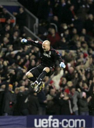 H�YT OPPE: Jos� Reina feirer en av Liverpool-scoringene. Foto: EPA