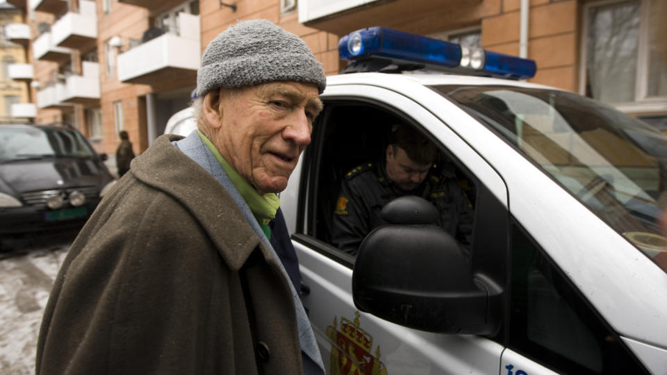 UTLOVER DUS�R:   G�rdeier Olav Thon ved byg�rden der seks personer omkom 12 skadet og et 33 mennesker ble evakuert  i en brann i Urtegata i Oslo. N� vil han gi 1 million kroner for opplysninger som kan f�re til oppklaring av brannen. Foto: Cornelius Poppe / SCANPIX
