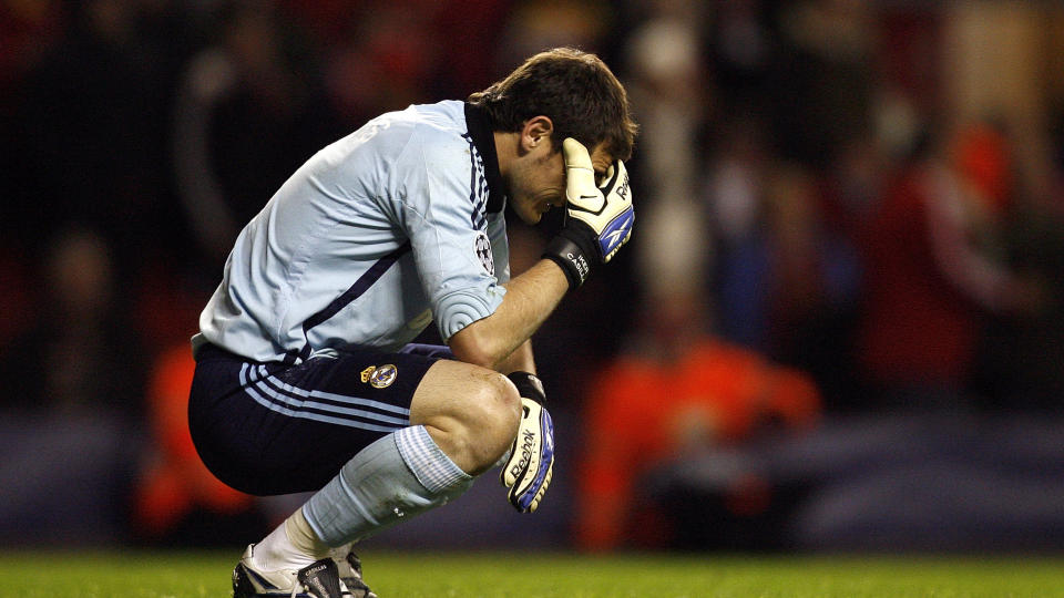 NEDBRUTT: Iker Casillas leverte flere redninger i verdensklasse, men han klarte ikke holde f�lelsene tilbake etter at Real Madrid ble slaktet av Liverpool. Foto: AP
